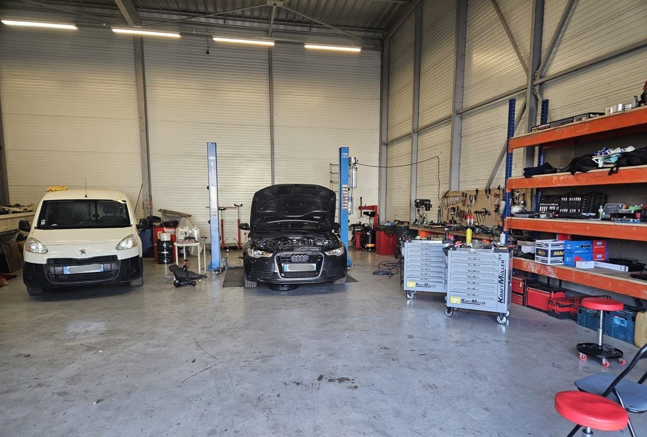 Véhicule en intervention au garage